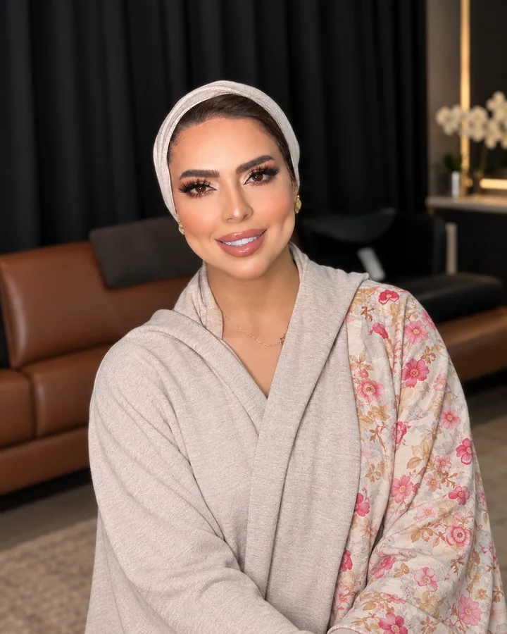Warm makeup with a grey headband and floral clothing